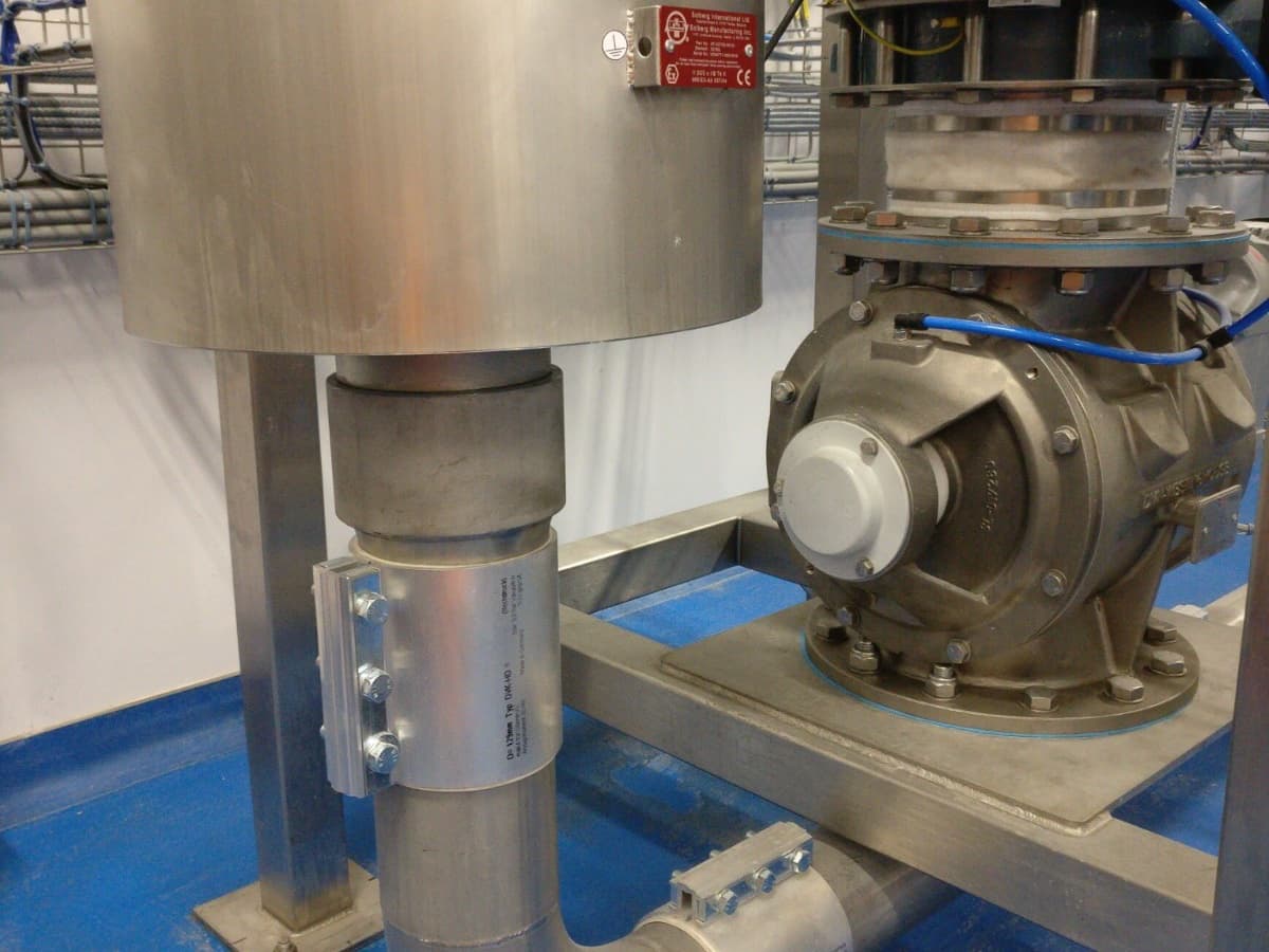 Stainless conveying line with a rotary valve and inlet silencer in a food plant